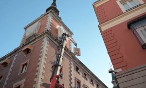 03/03/2022 Una grúa carga con uno de los escudos franquistas retirados de la fachada de la sede histórica del Ministerio de Asuntos Exteriores