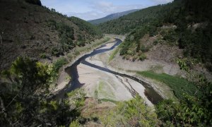 Recorrido del embalse de Grandas de Salime con poco caudal, a 26 de agosto de 2022, en Negueira de Muñiz, Lugo, Galicia.