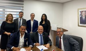 David Govrin firma el contrato para la construcción de la sede de la embajada permanente de Israel en Marruecos, rodeado de los ingenieros y el equipo de la constructora marroquí.