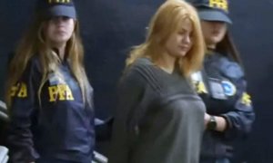 El momento en que Brenda Uliarte es detenida.