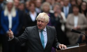 El primer ministro saliente de Gran Bretaña, Boris Johnson, pronuncia su último discurso frente al número 10 de Downing Street el 6 de septiembre de 2022.