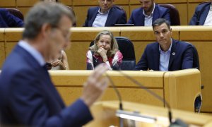 06/09/2022.- El presidente del Gobierno, Pedro Sánchez (d), y la vicepresidenta primera y ministra de Asuntos Económicos y Transformación Digital, Nadia Calviño (c), escuchan la intervención del líder del PP, Alberto Núñez Feijóo (i), durante el pleno del