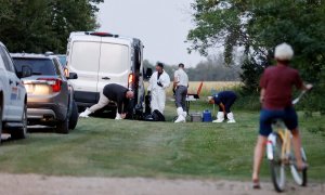 Investigadores forenses se preparan para analizar el terreno tras la matanza en una reserva indígena en Saskatchewan (Canadá) este 5 de septiembre de 2022.