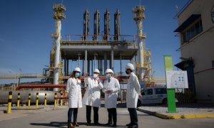 La directora general de Energía de la Generalitat, Assumpta Farran y el presidente de Enagás, Antonio Llardén junto al president de la Generalitat, Pere Aragonès durante la visita a la planta de regasificación de Enagás de Barcelona, en el Puerto de Barce