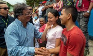 03/09/2022-Fotografía cedida por la presidencia de Colombia que muestra al presidente Gustavo Petro (i) durante un encuentro con habitantes del municipio de San Luis, hoy, en el departamento de Huila (Colombia) el 3 de septiembre