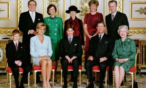 El Príncipe Harry de Gran Bretaña, Diana, Princesa de Gales, el Príncipe Guillermo, Carlos, Príncipe de Gales, la Reina Isabel II, el Rey Constantino de Grecia, Lady Susan Hussey, la Princesa Alexandra, Natalia Grosvenor, la Duquesa de Westminster, y Lord