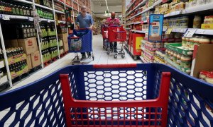 Un carrito de la compra en un supermercado de Carrefour en Cabrera de Mar, cerca de Barcelona. REUTERS/Albert Gea