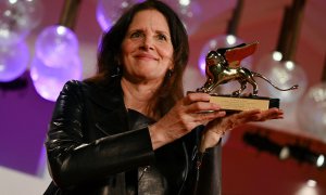 La directora estadounidense Laura Poitras posa con el León de Oro a la Mejor Película que ha recibido por 'All the Beauty and the Bloodshed', a 10 de septiembre de 2022, en Venecia.