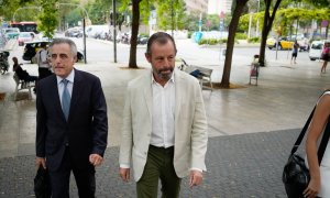 El expresidente del FB Barcelona, Sandro Rosell (d), a su llegada al juicio por un presunto delito contra Hacienda, en el juzgado de lo penal 3 de Barcelona, a 12 de septiembre de 2022, en Barcelona, Catalunya (España).