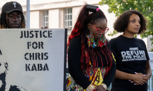 Los manifestantes de Black Lives Matter observan un minuto de silencio frente al edificio New Scotland Yard en el centro de Londres exigiendo justicia para Chris Kaba, de 24 años.