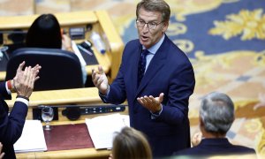 06/09/2022.- El líder del PP, Alberto Núñez Feijóo (c), recibe una ovación de la bancada popular tras su intervención en el pleno del Senado celebrado este martes en Madrid. El cara a cara en el Senado entre el presidente del Gobierno, Pedro Sánchez, y el