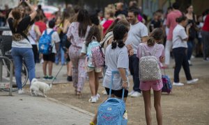 Alumnos del CEIP Escritor Alfonso Grosso de Sevilla durante el primer día de colegio. E.P./María José López