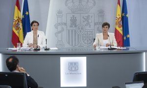 La ministra portavoz, Isabel Rodríguez, junto a la ministra de Justicia, Pilar Llop, en la rueda de prensa del Consejo de Ministros celebrada este martes en Moncloa.