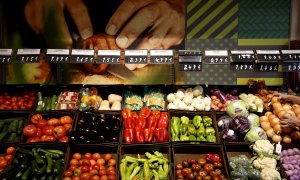 Mostrador de vegetales en una tienda de Dia en Madrid. REUTERS/Juan Medina