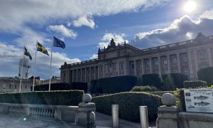 Banderas de Suecia frente a la sede del Parlamento sueco