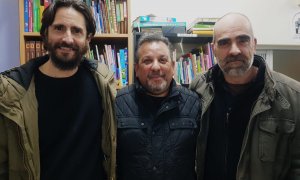 Juan Diego Botto (izq.) y Luis Tosar (der.) posan junto a Richard Rodríguez, afectado por desahucios, durante el rodaje de la película  'En lo márgenes'.