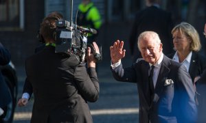 El rey Carlos III saluda a su salida de la catedral de Santa Ana, a 13 de septiembre de 2022, en Belfast, Irlanda del Norte (Reino Unido).