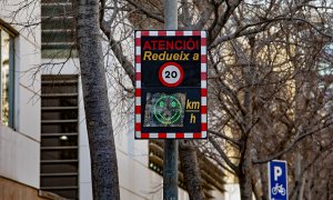 Un panel indicador de baja velocidad por proximidad a una escuela.