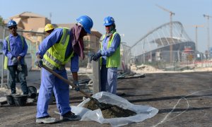 Personas de India y Bangladesh, entre otros países, trabajan en la construcción de los estadios en los que se jugará el Mundial de Catar de fútbol. Imagen de Archivo.