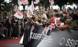 16/09/2022-La actriz Penélope Cruz saluda a la portavoz de la plataforma Stop Desahucios, Rosa García, en la alfombra roja del Festival Internacional de Cine de San Sebastián, antes de la proyección de su película "En los márgenes".