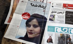 Diarios iraníes informando sobre la muerte de Mahsa Amini, en Teherán, Irán.