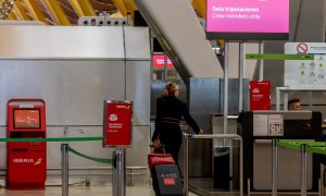 Una azafata en la zona de embarque en la T4 del Aeropuerto Adolfo Suárez Madrid