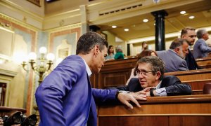 14/09/2022.- El presidente del Gobierno, Pedro Sánchez, habla con el portavoz del grupo socialista en el Congreso, Patxi López. Carlos Luján / Europa Press