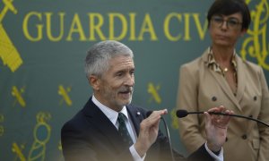 El ministro del Interior, Fernando Grande-Marlaska, junto a la directora general de la Guardia Civil, María Gámez (i), durante un acto en el municipio cántabro de Potes.