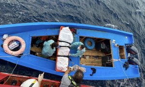 Voluntarios de la ONG española Open Arms rescatan el cadáver de Wegihu, un joven eritreo que murió tras los golpes de los traficantes libios antes de zarpar hacia Europa.