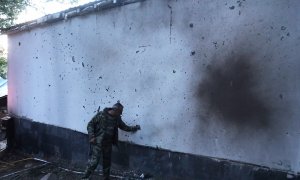 Un hombre junto a un edificio dañado por los recientes bombardeos durante los enfrentamientos fronterizos con Azerbaiyán, en la ciudad de Jermuk, Armenia, el 15 de septiembre de 2022.