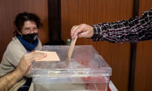 Imagen de archivo de una persona introduciendo su voto en una urna, a 23 de octubre de 2021, en Madrid.