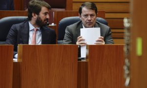 El presidente de la Junta de Castilla y León, Alfonso Fernández Mañueco (d), con el vicepresidente, Juan García-Gallardo (i)