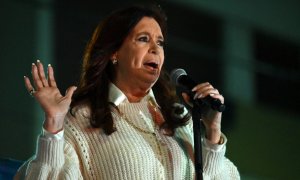 La vicepresidenta argentina, Cristina Fernández de Kirchner, se dirige a los partidarios que realizan una manifestación cerca de su casa