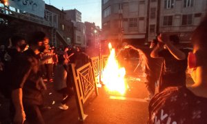 Protestas en Tehrán (Irán) por la muerte de una joven detenida por llevar mal puesto el velo.