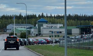 22/09/2022. Colas de coches tratando de cruzar la frontera entre Rusia y Finlandia, en el puesto de control de Brusnichnoye, a 22 de septiembre de 2022.