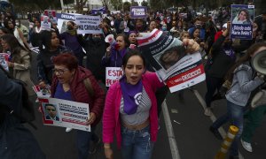 Mujeres protestan por el presunto asesinato de la abogada María Belén Bernal, que desapareció tras visitar la Escuela Superior de Policía, mientras marchan para llegar a la Comandancia General de la Policia, en Quito (Ecuador)