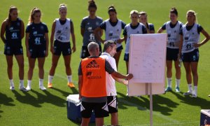 Jorge Vilda instruye a las jugadoras en un entrenamiento en la Ciudad Deportiva de Las Rozas el pasado mes de junio.