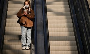 Una mujer con mascarilla en una estación de Melbourne.