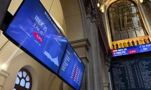 Paneles informativos en el patio de negociación de la Bolsa de Madrid muestran el comportamiento del indicador Ibex 35 en los primeros momentos de la sesión. EFE/ Altea Tejido