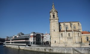 La iglesia de San Antón y el mercado de la Ribera, en la margen derecha del río Nervión, en la ciudad de Bilbao.