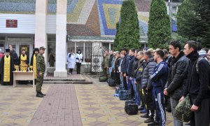 26/09/2022-Hombres rusos reclutados asisten a una ceremonia de despedida frente a una oficina de reclutamiento en Bataysk, región de Rostov, Rusia, 26 de septiembre de 2022.