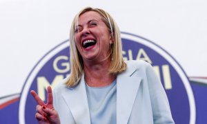 La ultraderechista Giorgia Meloni celebra su victoria en las elecciones de Italia.