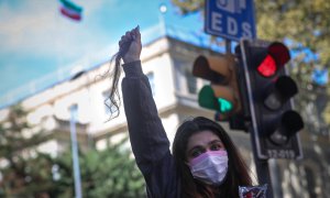 Manifestante frente a la embajada iraní en Turquía, a 26 de septiembre de 2022.