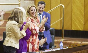 Moreno aplaude a su consejera de Hacienda, Carolina España.