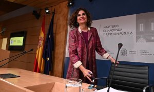 La ministra de Hacienda, María Jesús Montero, sonríe a su llegada a la rueda de prensa convocada este jueves para presentar el paquete de medidas fiscales del Gobierno