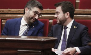 El presidente de la Generaliat, Pere Aragonès, conversa con el hasta ahora vicepresidente del Govern y conseller de Políticas Digitales, Jordi Puigneró, durante el debate de política general celebrado el 27 de septiembre de 2022.