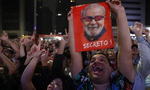 Simpatizantes de Lula da Silva celebran mientras se publican los resultados parciales de las elecciones brasileñas este 2 de octubre de 2022, en la Avenida Paulista de Sao Paulo (Brasil).