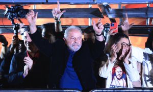 El expresidente y candidato presidencial Luiz Inácio Lula da Silva, acompañado de su esposa, Rosangela da Silva (d), saluda a simpatizantes que celebran los resultados de las elecciones presidenciales hoy, en la Avenida Paulista de Sao Paulo (Brasil)