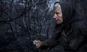 3/10/22 Una mujer camina entre los restos de un monte calcinado.