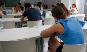 Varios alumnos antes de comenzar uno de los exámenes de las pruebas de acceso a la Universidad en Sevilla.